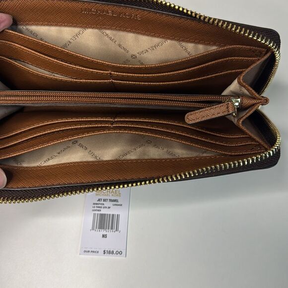 Michael Kors Brown Wallet 
JET SET TRAVEL
LEATHER
Brand new - Picture 6 of 9